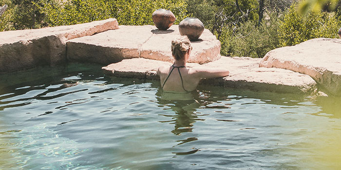 Gracias a la cloración salina se consigue una mejor calidad del agua ya que permite mantener el agua de la piscina limpia sin el uso de productos químicos.    La electrólisis salina es un principio simple: el agua de la piscina está ligeramente salada. Por electrólisis, a través de la célula, la sal se transforma en cloro gaseoso, un potente desinfectante que se disuelve instantáneamente en el agua. Todo esto da como resultado la destrucción de los microorganismos en la célula y aporta al vaso de la piscina un nivel correcto de cloro libre.    Un correcto funcionamiento del clorador salino QuickSalt e-360 se basa en la selección de la producción de cloro a la hora en función del tamaño de la piscina.    La siguiente tabla facilita ayuda para la correcta selección de la producción adecuada en función del volumen (m3) y horas de filtración del agua de la piscina.