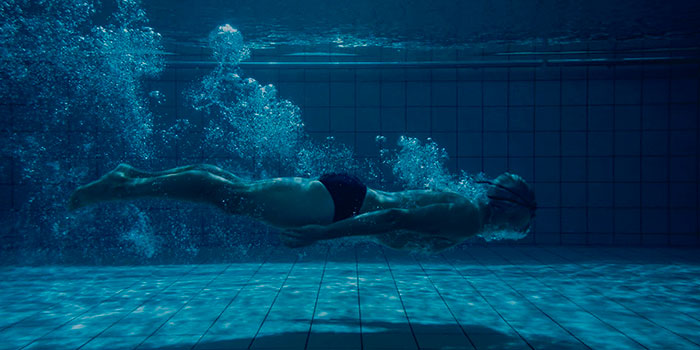 El clorador salino desinfecta de manera automática y efectiva el agua de la piscina sin necesidad de producto químico.