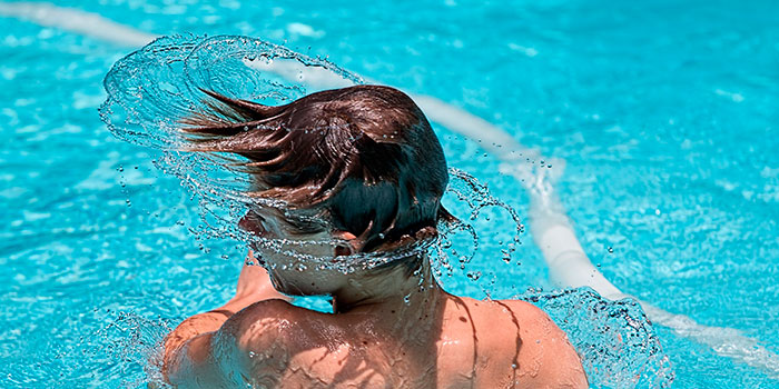 El clorador salino desinfecta de manera automática y efectiva el agua de la piscina sin necesidad de producto químico.