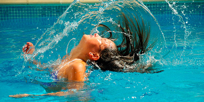 El clorador salino desinfecta de manera automática y efectiva el agua de la piscina sin necesidad de producto químico.