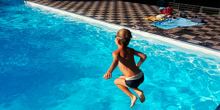 Beneficios de la cloración salina. Solo necesita sal. Evita irritaciones. No más producto químico. Reducción del mantenimiento.