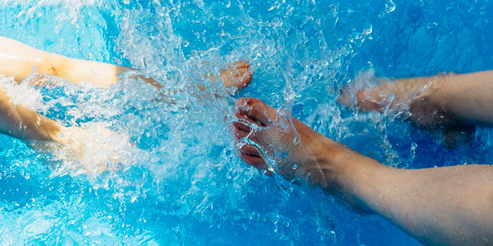 Der Salzchlorinator desinfiziert das Schwimmbadwasser automatisch und effektiv, ohne den Einsatz von Chemikalien.