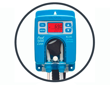 L'électrolyseur au sel désinfecte automatiquement et efficacement l'eau de la piscine sans nécessiter de produits chimiques.