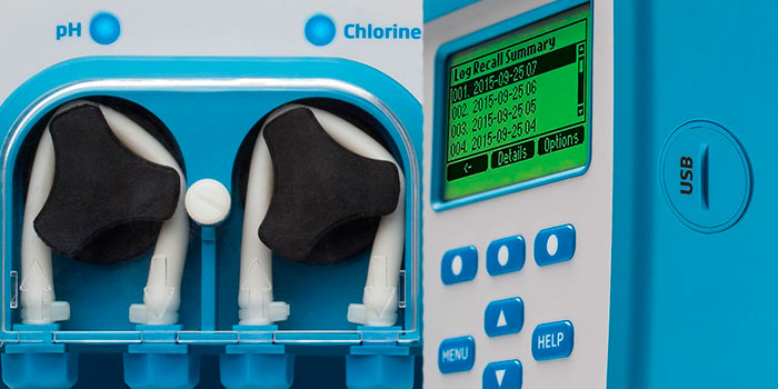 L'électrolyseur au sel désinfecte automatiquement et efficacement l'eau de la piscine sans nécessiter de produits chimiques.