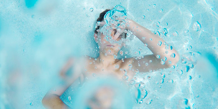 O clorador de sal desinfecta automática e eficazmente a água da piscina sem necessidade de produtos químicos.