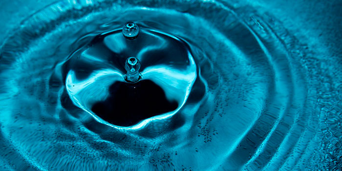 O clorador de sal desinfecta automática e eficazmente a água da piscina sem necessidade de produtos químicos.