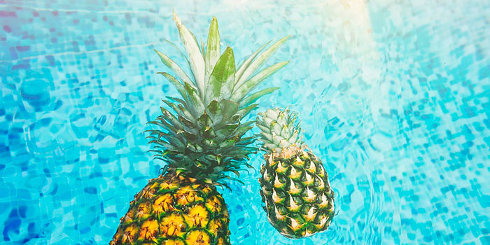 O clorador de sal desinfecta automática e eficazmente a água da piscina sem necessidade de produtos químicos.