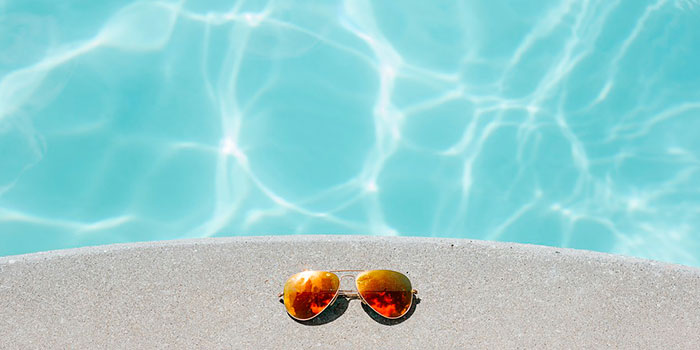 Vantagens da cloração com sal. Só é necessário sal. Evita irritações. Não há mais produtos químicos. Manutenção reduzida.