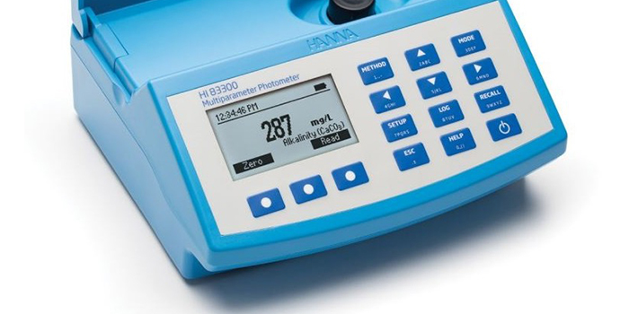 Il cloratore a sale disinfetta automaticamente ed efficacemente l'acqua della piscina senza bisogno di prodotti chimici.