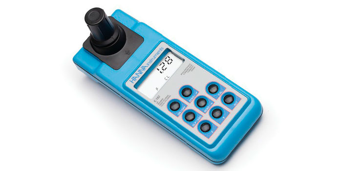 El clorador salino desinfecta de manera automática y efectiva el agua de la piscina sin necesidad de producto químico.