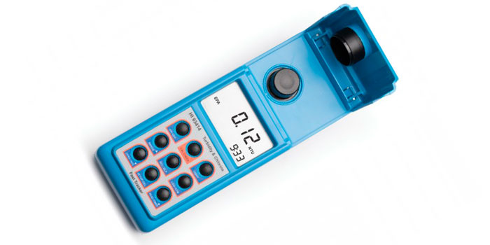 L'électrolyseur au sel désinfecte automatiquement et efficacement l'eau de la piscine sans nécessiter de produits chimiques.