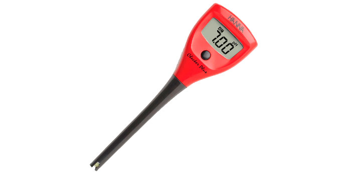 Il cloratore a sale disinfetta automaticamente ed efficacemente l'acqua della piscina senza bisogno di prodotti chimici.