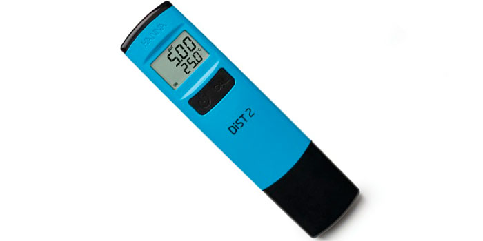 O clorador de sal desinfecta automática e eficazmente a água da piscina sem necessidade de produtos químicos.