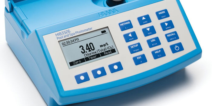 O clorador de sal desinfecta automática e eficazmente a água da piscina sem necessidade de produtos químicos.