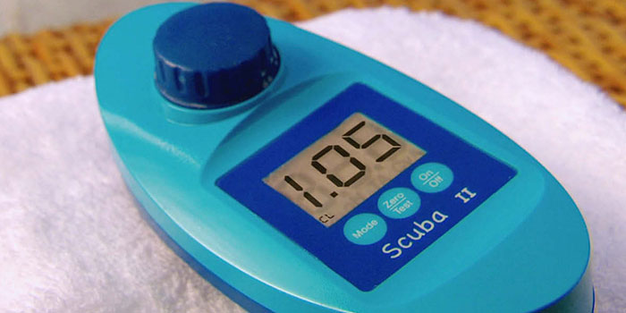 O clorador de sal desinfecta automática e eficazmente a água da piscina sem necessidade de produtos químicos.