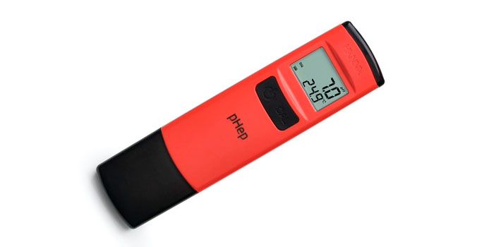 O clorador de sal desinfecta automática e eficazmente a água da piscina sem necessidade de produtos químicos.