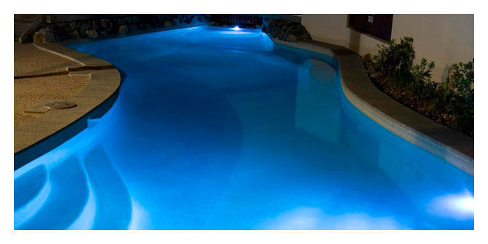 Der Salzchlorinator desinfiziert das Schwimmbadwasser automatisch und effektiv, ohne dass Chemikalien eingesetzt werden müssen.