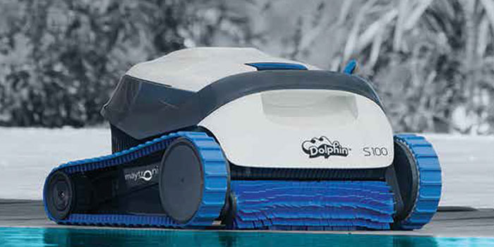 El limpiafondos Dolphin Carrera 20 proporciona una limpieza fiable, cómoda y rentable para de la piscina. Su fiable método de filtración en cualquier condición de la piscina y el cepillado activo en toda superficie, optimizan la higiene de la piscina.