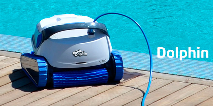 O aspirador de piscinas Dolphin Carrera 30 permite uma limpeza fiável, cómoda e económica da piscina. O seu método de filtração fiável em todas as condições da piscina e a escovagem ativa em todas as superfícies optimizam a higiene da piscina.