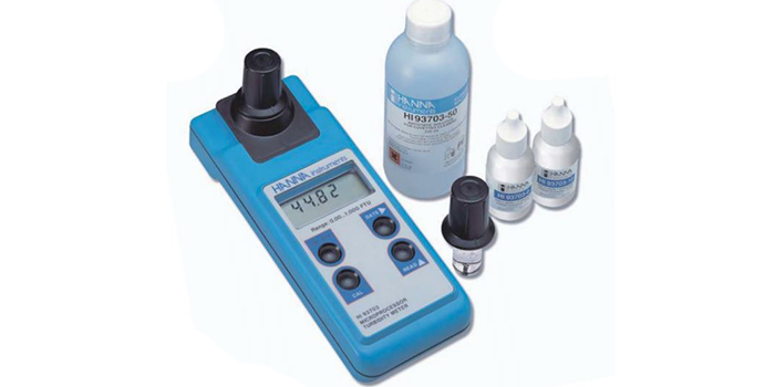 El clorador salino desinfecta de manera automática y efectiva el agua de la piscina sin necesidad de producto químico.