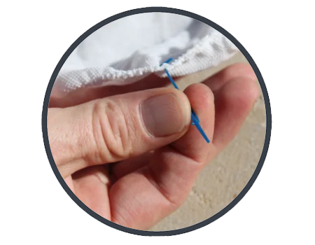 Limpieza de fondo, paredes y línea de flotación Dolphin Carrera 30 Está especialmente diseñado para la limpieza de fondo, paredes y línea de flotación de piscinas.